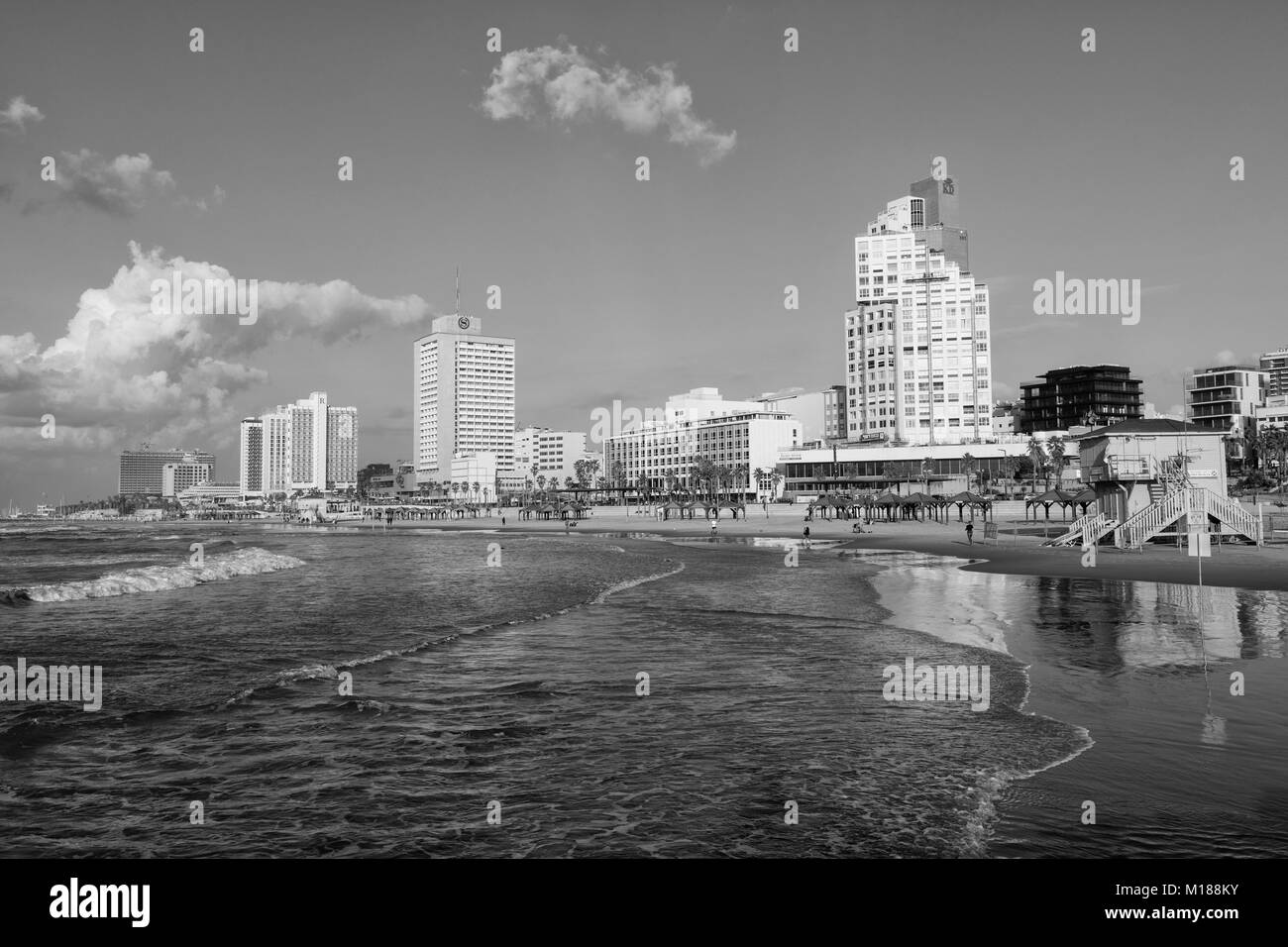 TEL AVIV, ISRAËL - le 26 décembre 2016 : Tel-Aviv waterfront : plages, grands immeubles et hôtels Banque D'Images