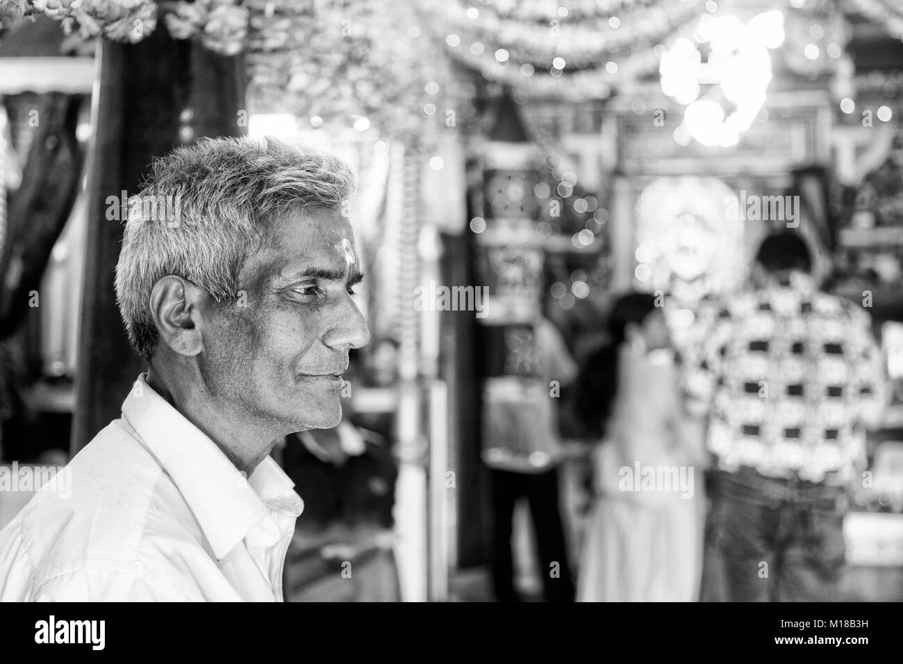 COLOMBO, SRI LANKA - le 10 février 2017 : Portrait d'un prêtre hindou dans le temple Kathiresan, (monochrome) Banque D'Images