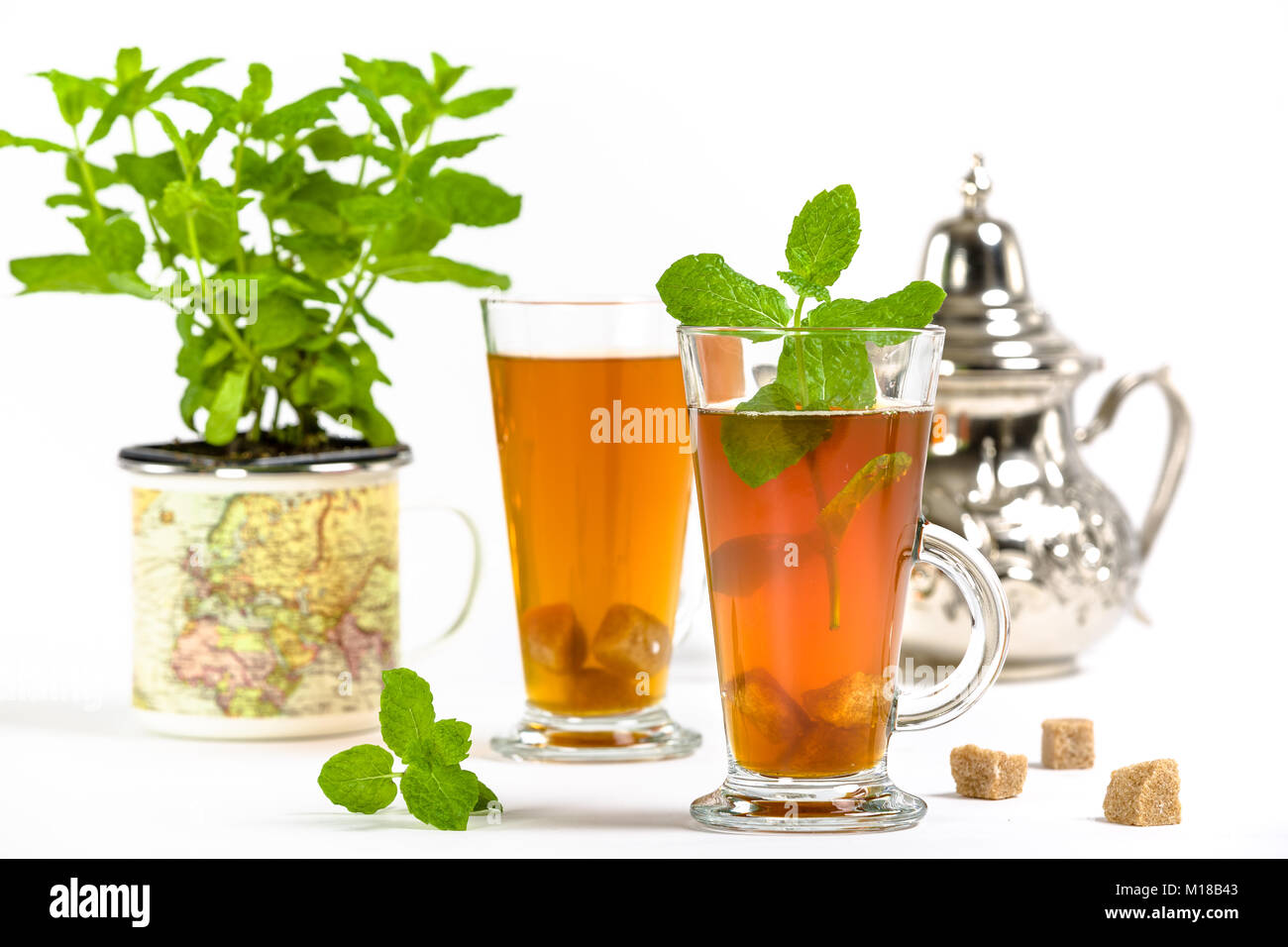 Rafraîchissant traditionnel thé à la menthe arabe. Isolé sur le fond blanc. Banque D'Images