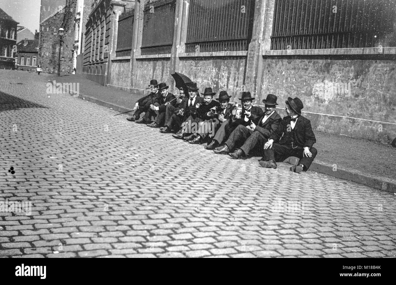 Aix-la-Chapelle 1905 - 9 hommes gais assis dans la rue à la Mauerstrasse, Aix-La-Chapelle Banque D'Images