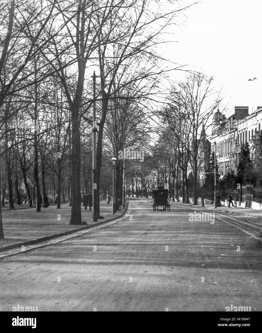 Vue sur le Lornbergstrasse à Aix-La-Chapelle sur un après-midi ensoleillé au début du printemps autour de 1905 A.D. avec certaines personnes de sortir pour une promenade ou peut-être dans la ville. festivités Banque D'Images