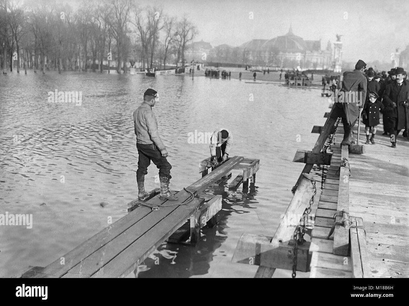 Les inondations historiques de Paris en l'année 1910, l'Esplanade des Invalides Banque D'Images