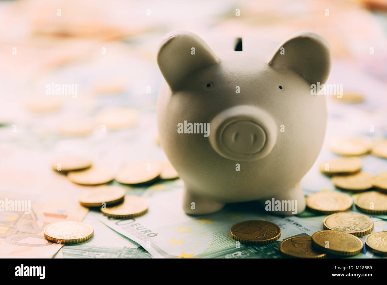 Piggy tirelire avec les espèces en euros Banque D'Images