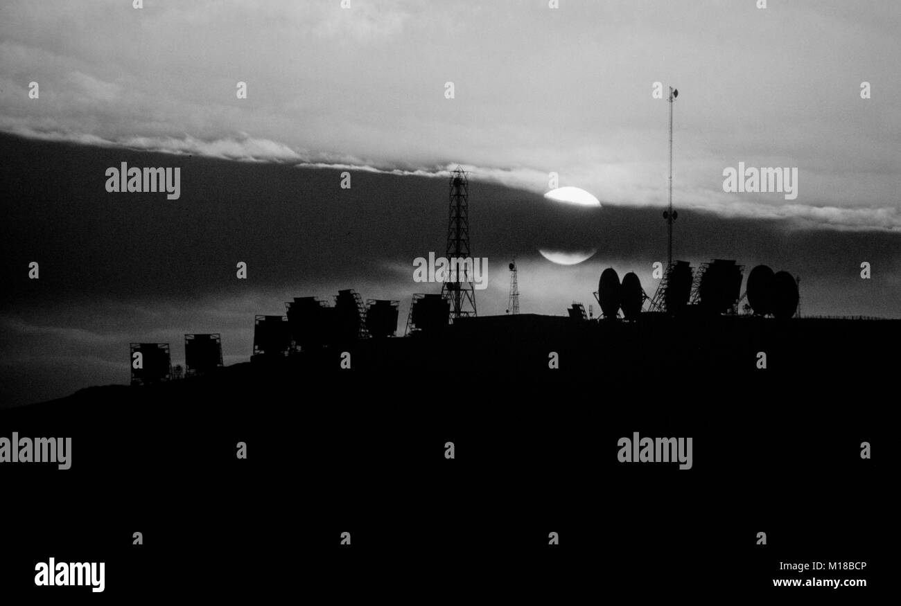 Mormond Hill de la base de l'OTAN l'Écosse 1986 Mormond Hill est une grande colline dans l'Aberdeenshire, en Écosse, non loin de Fraserburgh. Les villages de Strichen et nouveau Leeds peut être trouvé à ses contreforts méridionaux. Il dispose également d'une poignée d'antennes satellites désaffectés et les mâts sur le dessus, des restes de guerre froide, l'OTAN et British Telecom communications ayant une présence sur le site. Banque D'Images