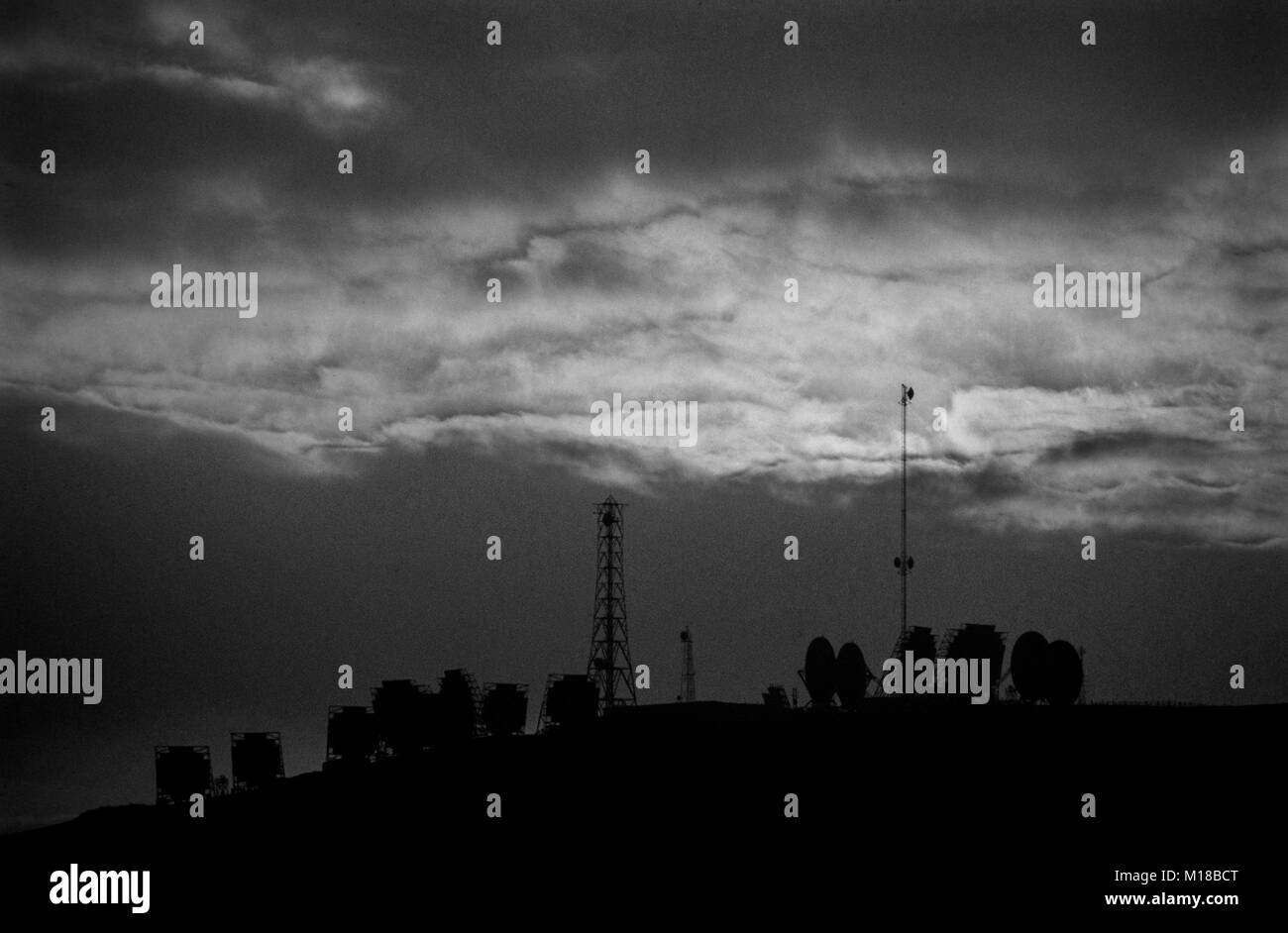Mormond Hill de la base de l'OTAN l'Écosse 1986 Mormond Hill est une grande colline dans l'Aberdeenshire, en Écosse, non loin de Fraserburgh. Les villages de Strichen et nouveau Leeds peut être trouvé à ses contreforts méridionaux. Il dispose également d'une poignée d'antennes satellites désaffectés et les mâts sur le dessus, des restes de guerre froide, l'OTAN et British Telecom communications ayant une présence sur le site. Banque D'Images