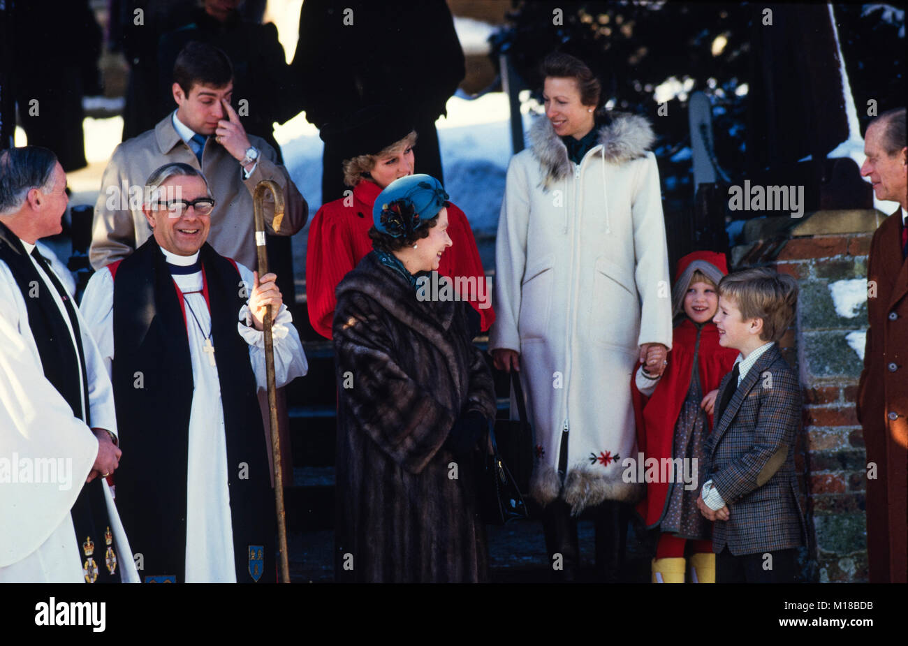 Sa Majesté la Reine Elizabeth II et membre de sa famille royale laisser à son service le jour de Noël, Sandringham, Norfolk le jour de Noël 1985 La Reine Elizabeth II, le Prince Philip, le Prince Andrew, la Princesse Anne, la Princesse Diana,peter,Philips Philips, Zara Banque D'Images