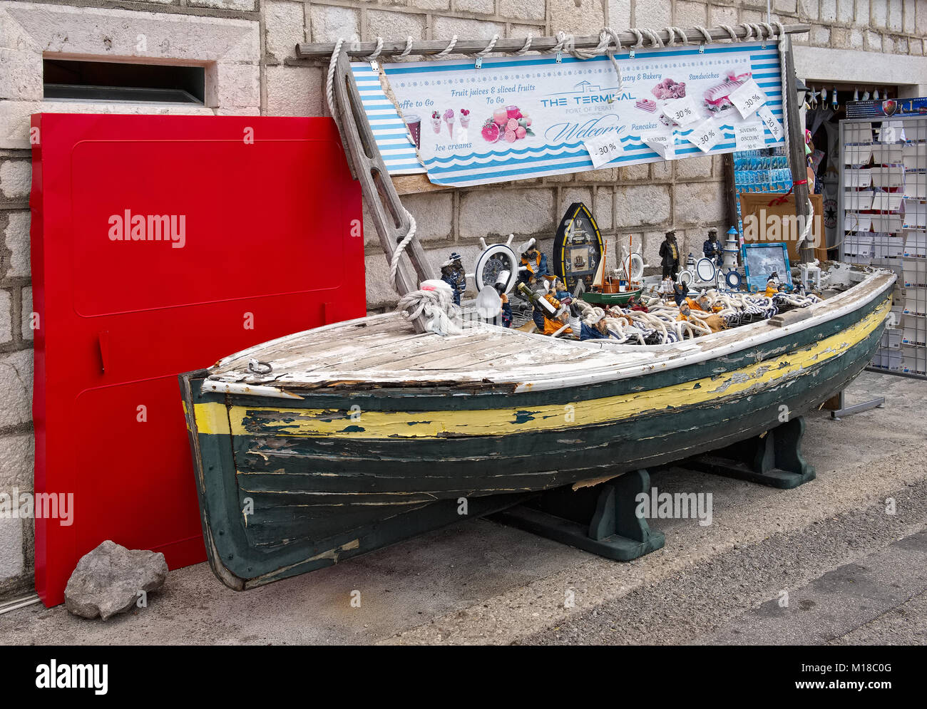 Le Monténégro, Perast, magasin de souvenirs sous la forme d'un bateau sur le front de mer de la ville de Perast Banque D'Images