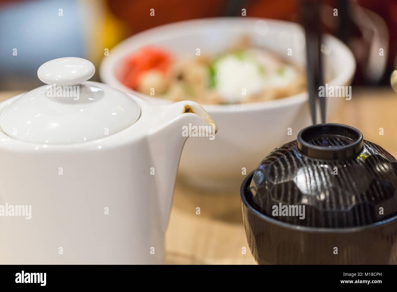 Manger de la nourriture japonaise avec du thé chaud pour un bon mode de vie sain Banque D'Images