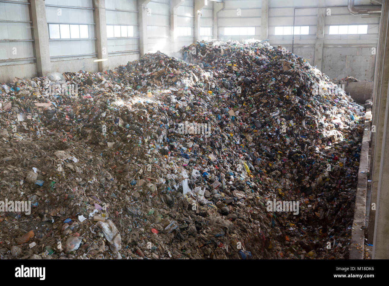 Énergétique de déchets ou d'énergie à partir de déchets est le processus de génération de l'énergie sous forme d'électricité ou de la chaleur de l'objet d'un traitement primaire des déchets. Envir Banque D'Images