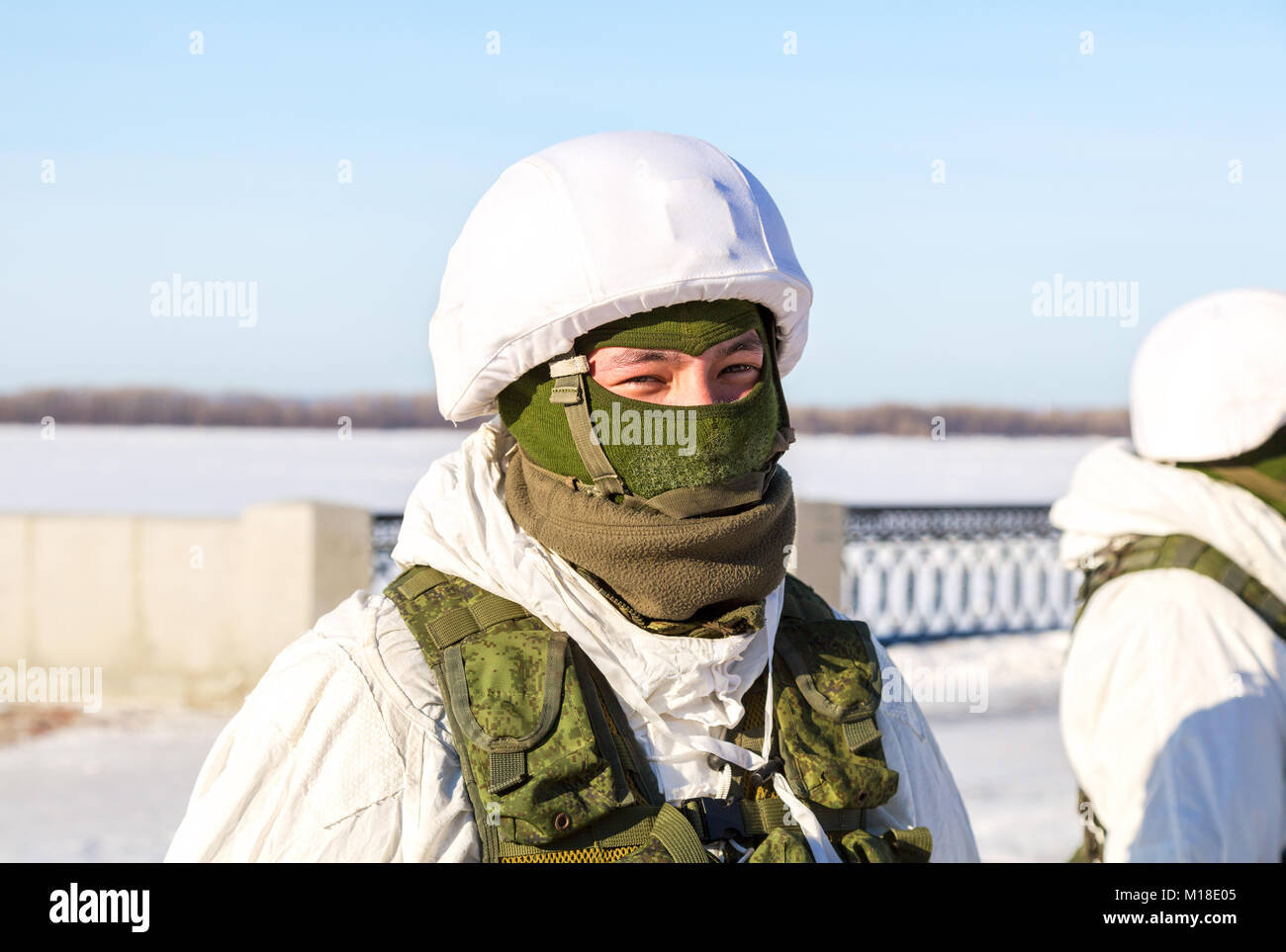 Samara, Russie - 27 janvier, 2018 non identifié : soldat russe en uniforme d'hiver militaire moderne à la rue pendant la fête de la ville. Armée, wa Banque D'Images