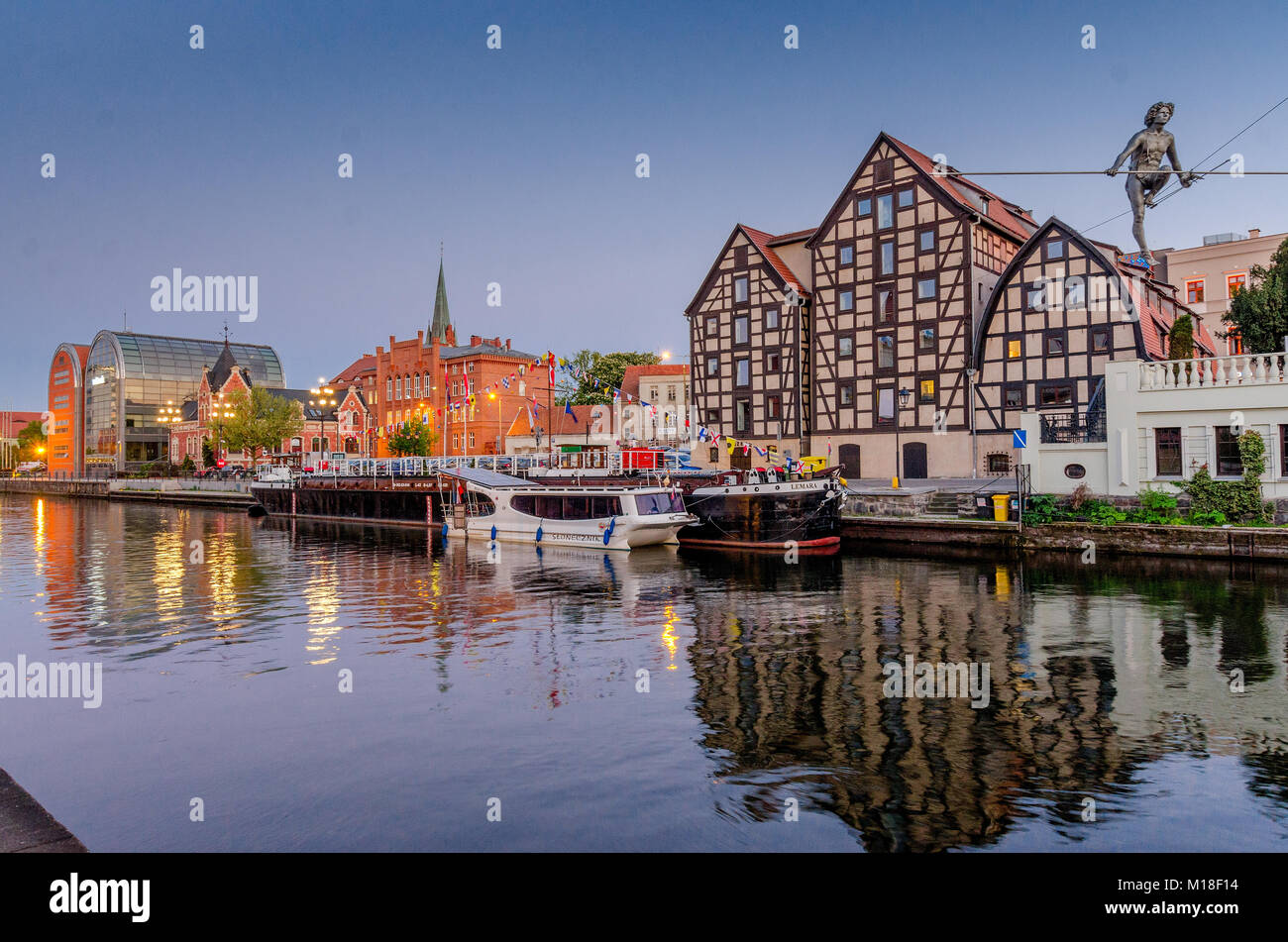 Rivière Brda à Bydgoszcz (all. Bromberg), 'Man traversant une rivière de la sculpture de l'homme en équilibre sur un fil, d'un vieux grenier, voïvodie de Cujavie-Poméranie, Po Banque D'Images