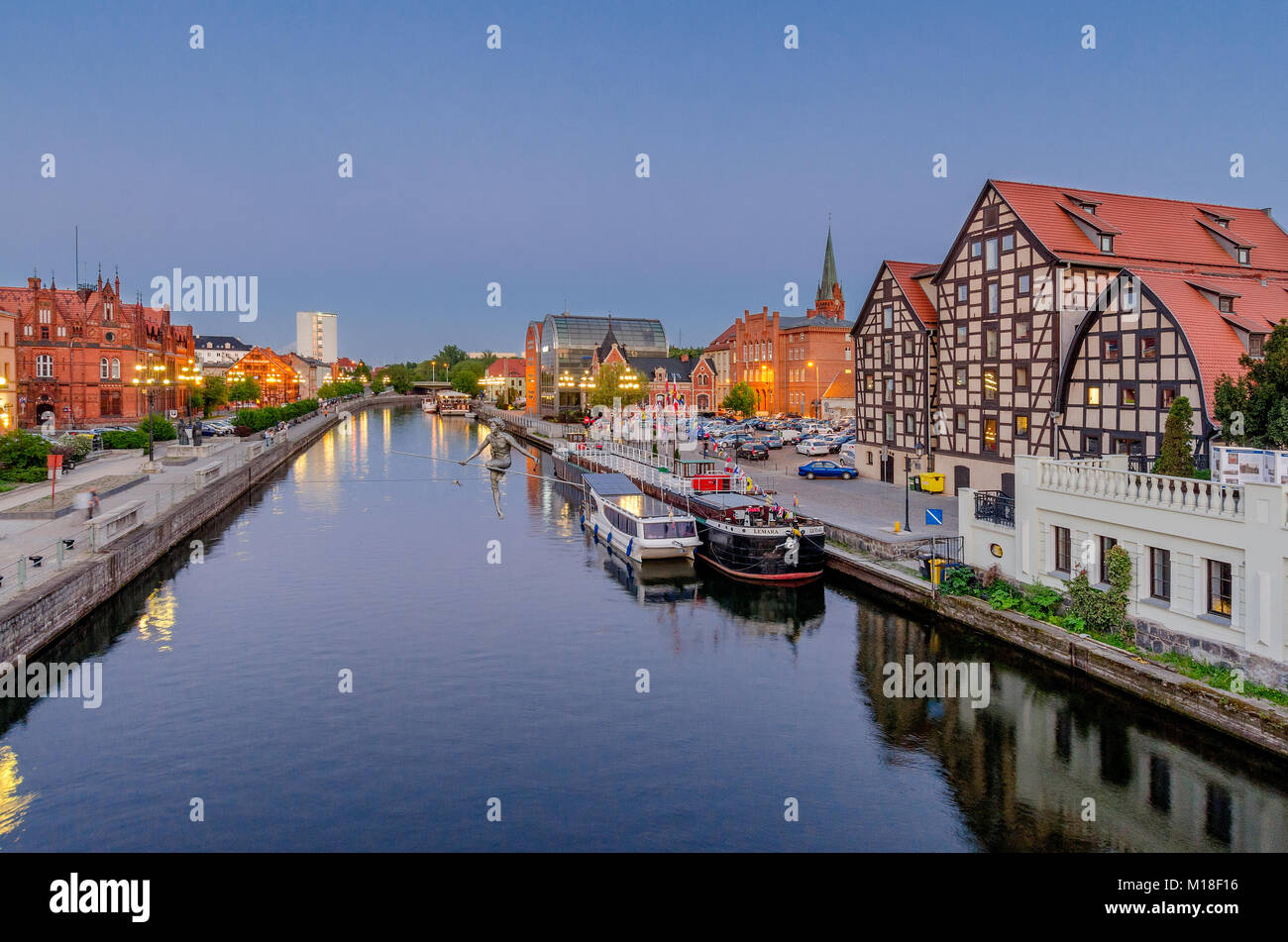 Rivière Brda à Bydgoszcz (all. Bromberg), 'Man traversant une rivière de la sculpture de l'homme en équilibre sur un fil, d'un vieux grenier, voïvodie de Cujavie-Poméranie, Po Banque D'Images