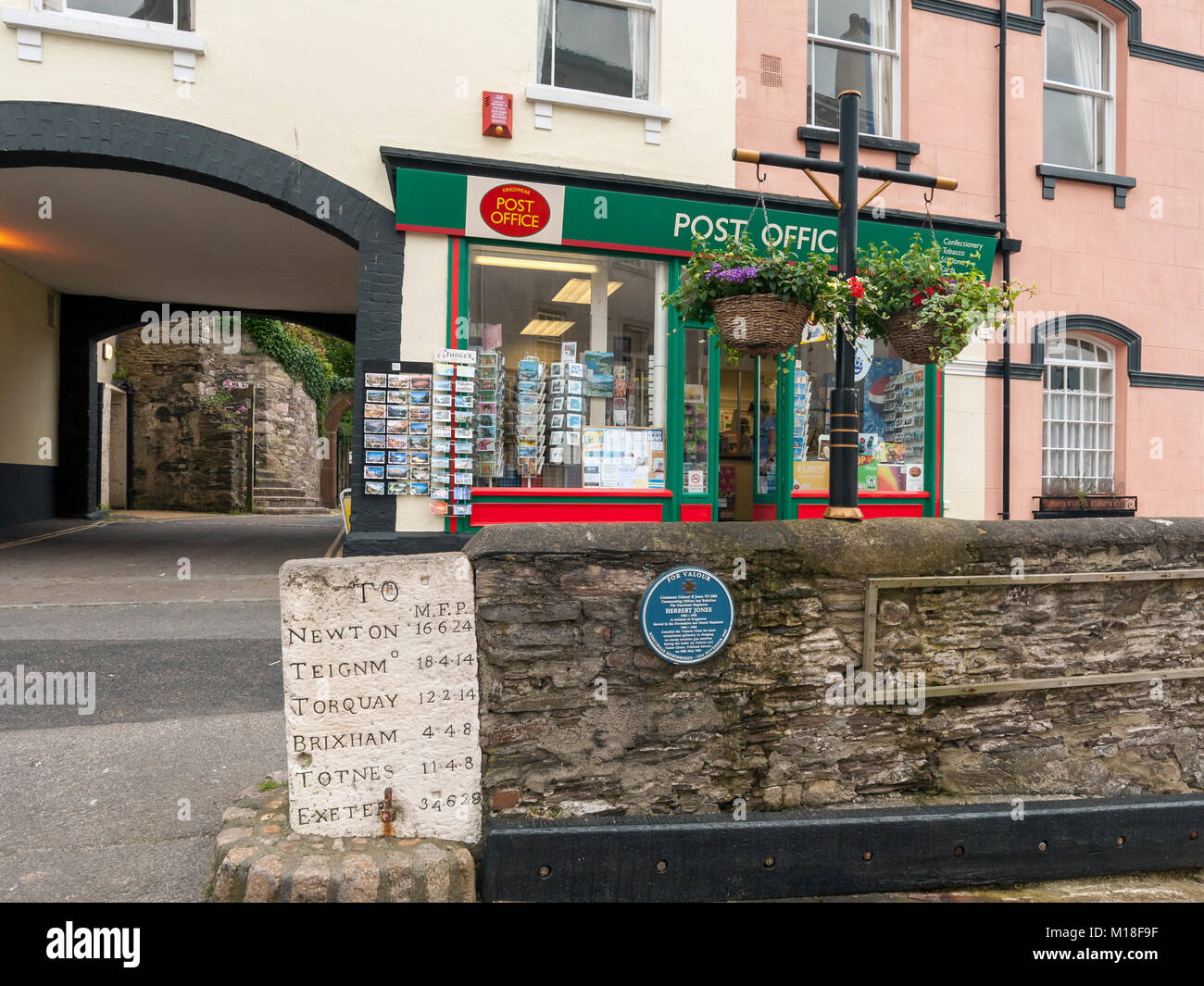 KINGSWEAR, DEVON - 06 JUIN 2009 : bureau de poste du village et rampe menant au Lower Ferry Banque D'Images