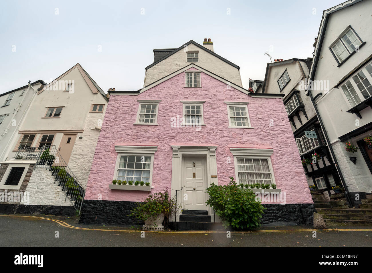 DARTMOUTH, DEVON - 06 JUIN 2009 : imposante maison géorgienne rose dans la rue Anzac Banque D'Images