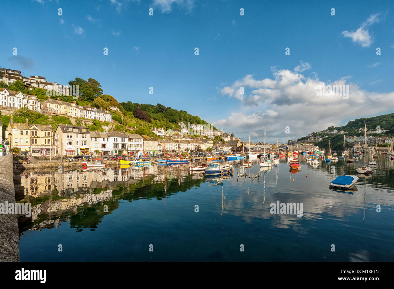 LOOE, CORNWALL - 06 JUIN 2009 : vue sur la rivière Looe et le port de la ville Banque D'Images