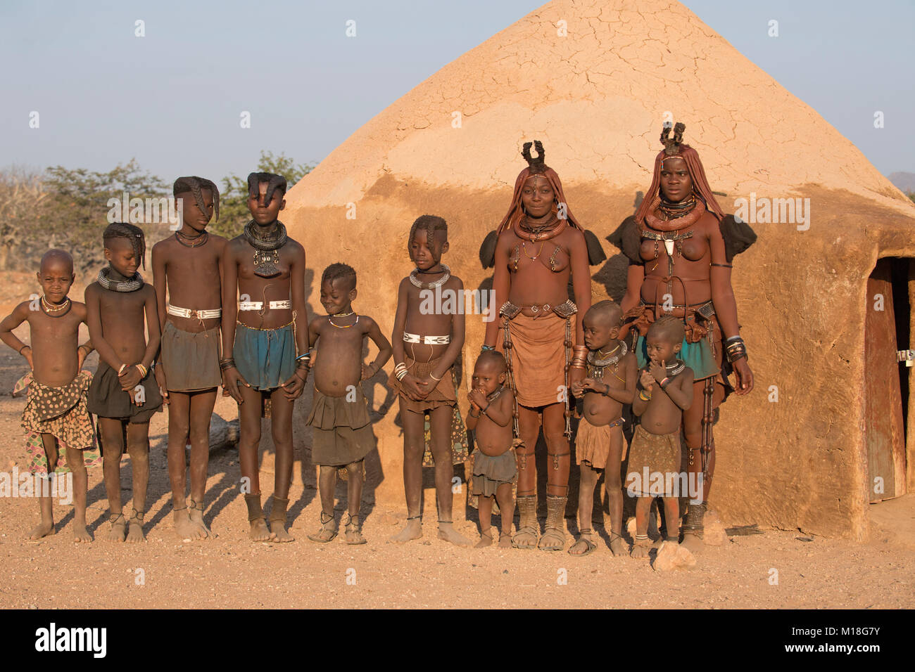 Femmes et enfants Himba en face d'une hutte de terre,Kunene Namibie,,Kaokoveld Banque D'Images