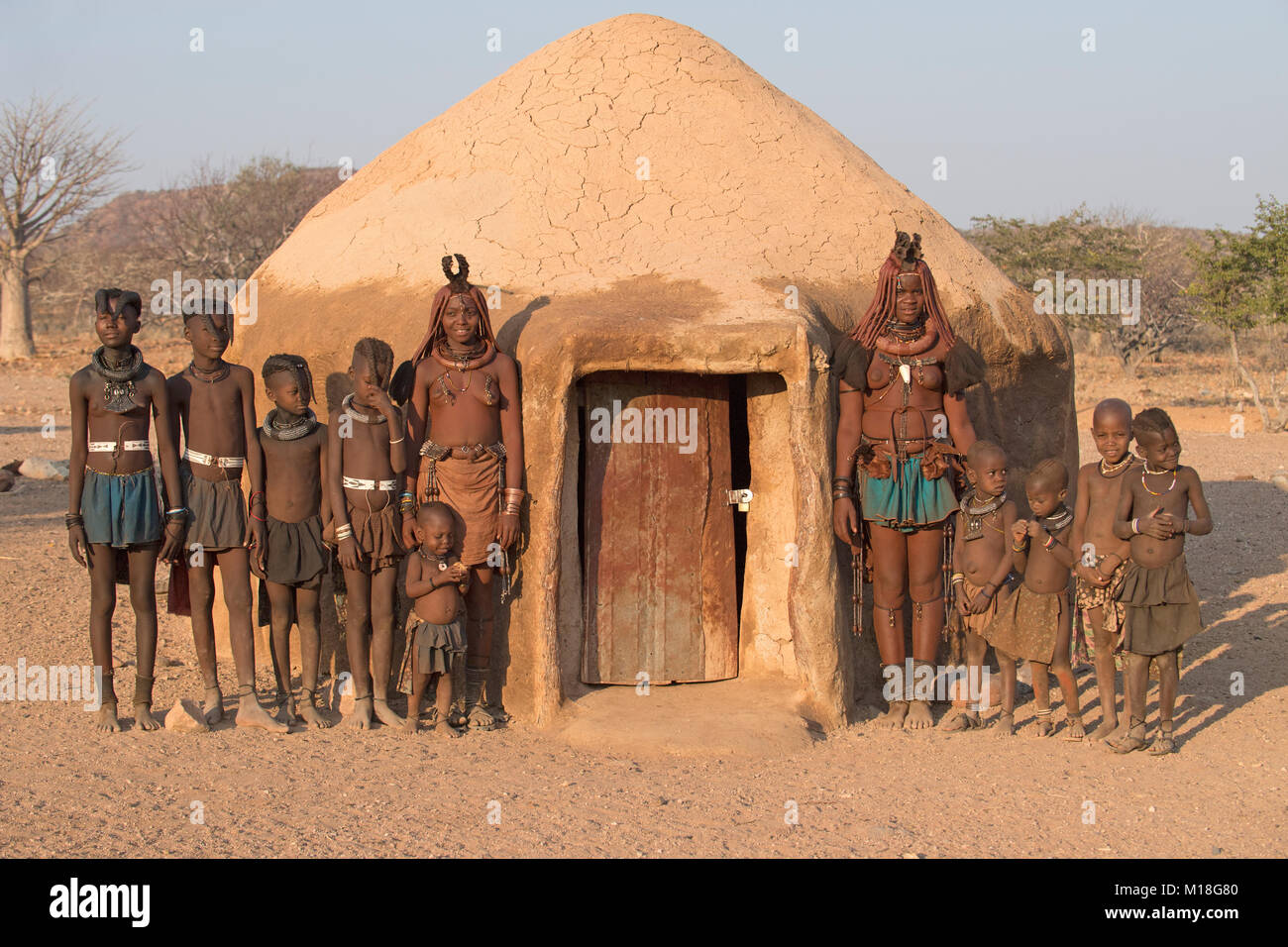 Femmes et enfants Himba en face d'une hutte de terre,Kunene Namibie,,Kaokoveld Banque D'Images