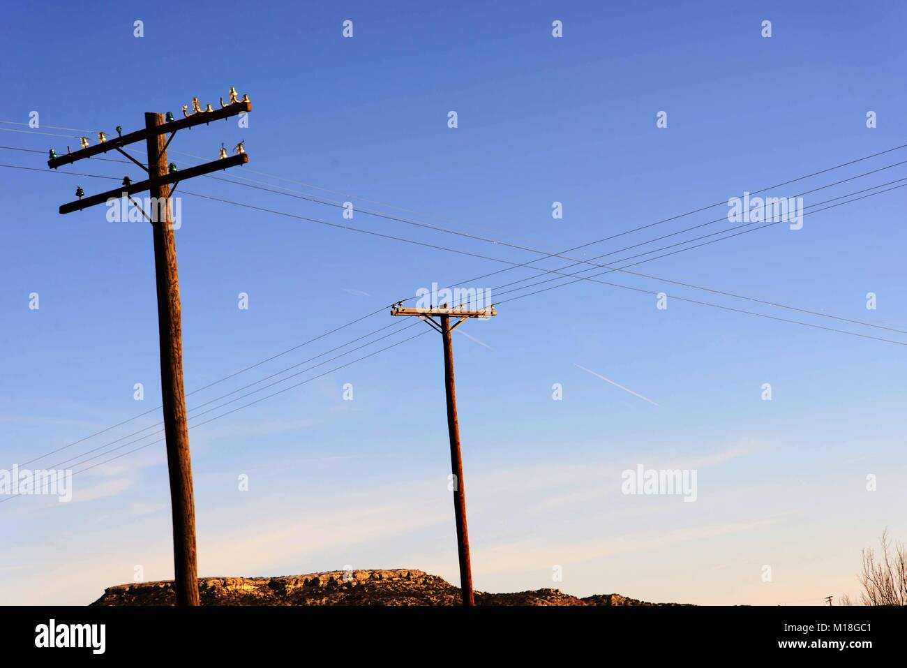 Ancienne en bois poteaux d'électricité avec les isolateurs de verre Banque D'Images