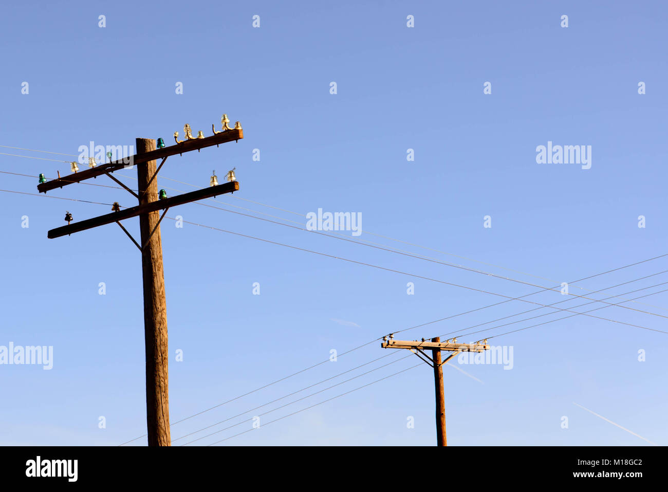 Ancienne en bois poteaux d'électricité avec les isolateurs de verre Banque D'Images