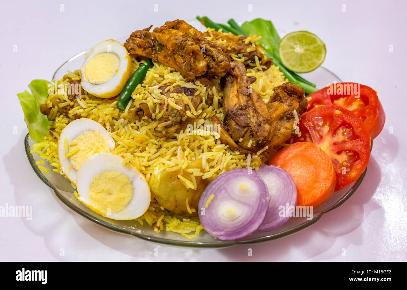 Spicy chicken biriyani riz avec des oeufs en tranches et garni de légumes. Biriyani est un plat populaire Moghlai en Inde. Banque D'Images