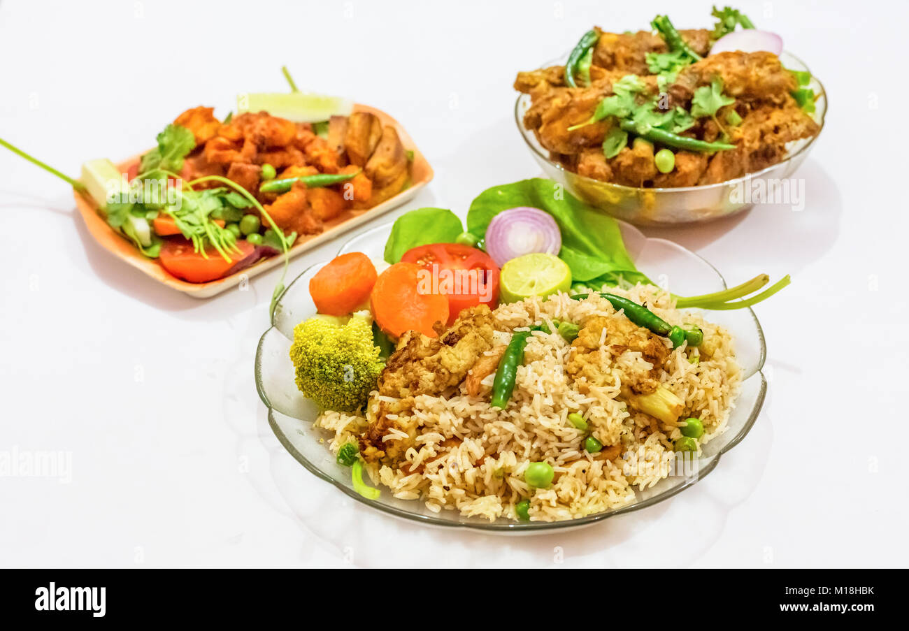 Plat Indien Bengali épicé de riz frit aux légumes avec poulet kosha comme légume d'accompagnement et de crevettes poulet croustillant comme starter Banque D'Images