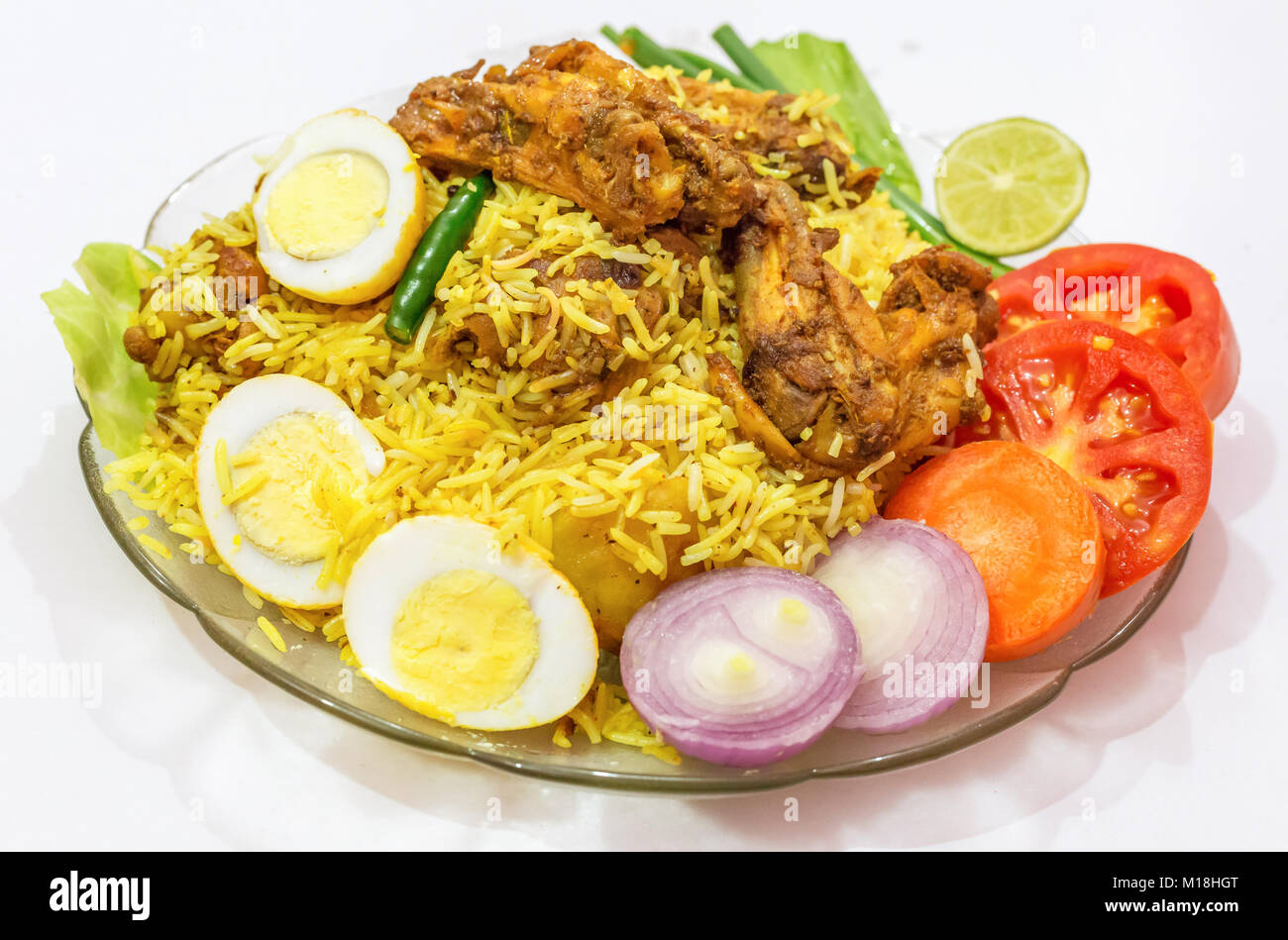 Spicy chicken biriyani riz avec des oeufs en tranches et garni de légumes. Biriyani est un plat populaire Moghlai en Inde. Banque D'Images