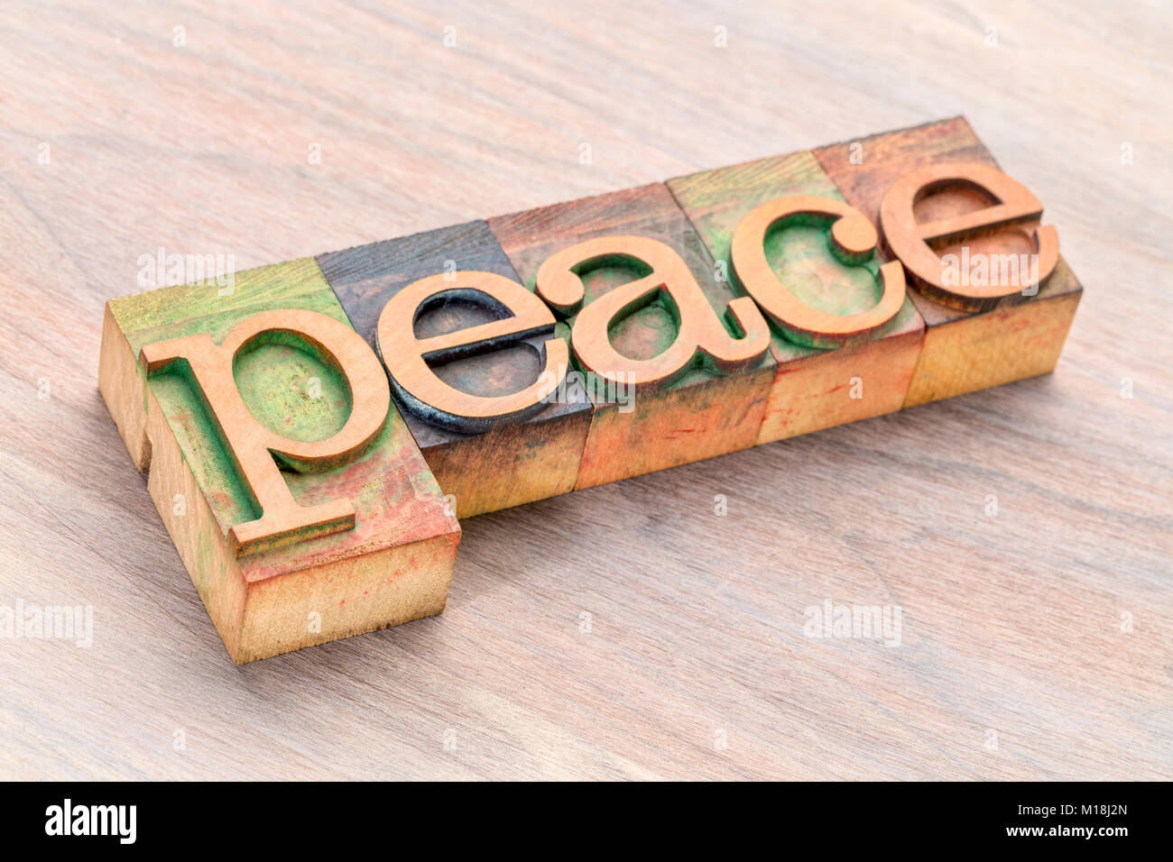 Mot de paix résumé dans la typographie des blocs de type de bois souillés par les encres couleur Banque D'Images
