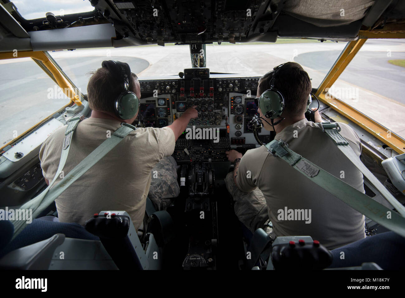 Le sergent de l'US Air Force. Christopher Anderson (à gauche) et l'Aviateur Senior Christoffer Horner, 909e Unité de maintenance d'aéronefs KC-135R chefs d'équipage, effectuer un moteur de fonctionner le 25 janvier 2018, à Kadena Air Base, au Japon. KC-135R Stratotanker chefs d'équipage chercher des anomalies comme des fuites, de fumée ou de dommages lors d'un run. (U.S. Air Force Banque D'Images