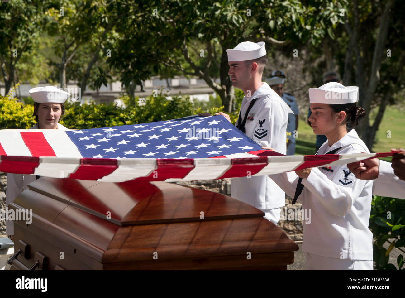 Les marins de la marine américaine de la région de Maine plier le drapeau américain sur le reste du Matelot de 1re classe de la Marine américaine John Savidge au National Memorial Cemetery of the Pacific, Honolulu, Hawaï, le 26 janvier 2018. Le 7 décembre 1941, Savidge a été affecté à l'USS Arizona qui a été l'incendie d'aéronefs japonais et plusieurs hits torpille le navire causant à chavirer et ont provoqué la mort de 429 autres membres de l'équipage à l'île de Ford, Pearl Harbor. Wright a été récemment identifié par l'analyse de l'ADN avec l'aide de la Défense POW/MIA Agence Comptable et remis à sa famille pour l'enterrement avec tous les Banque D'Images