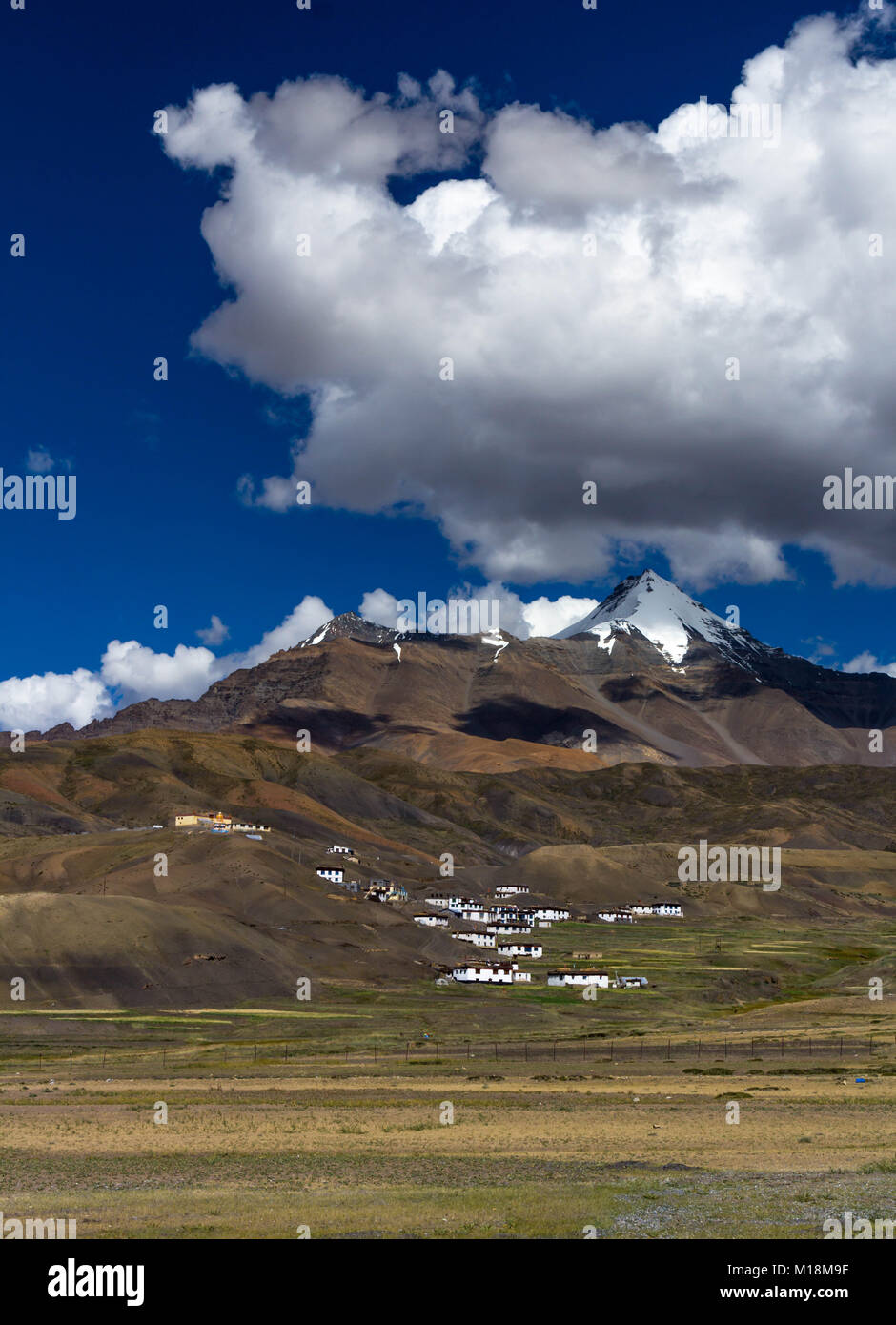 Langza village blotti sous la puissante Chau Chau pic dans le Spiti valley Banque D'Images