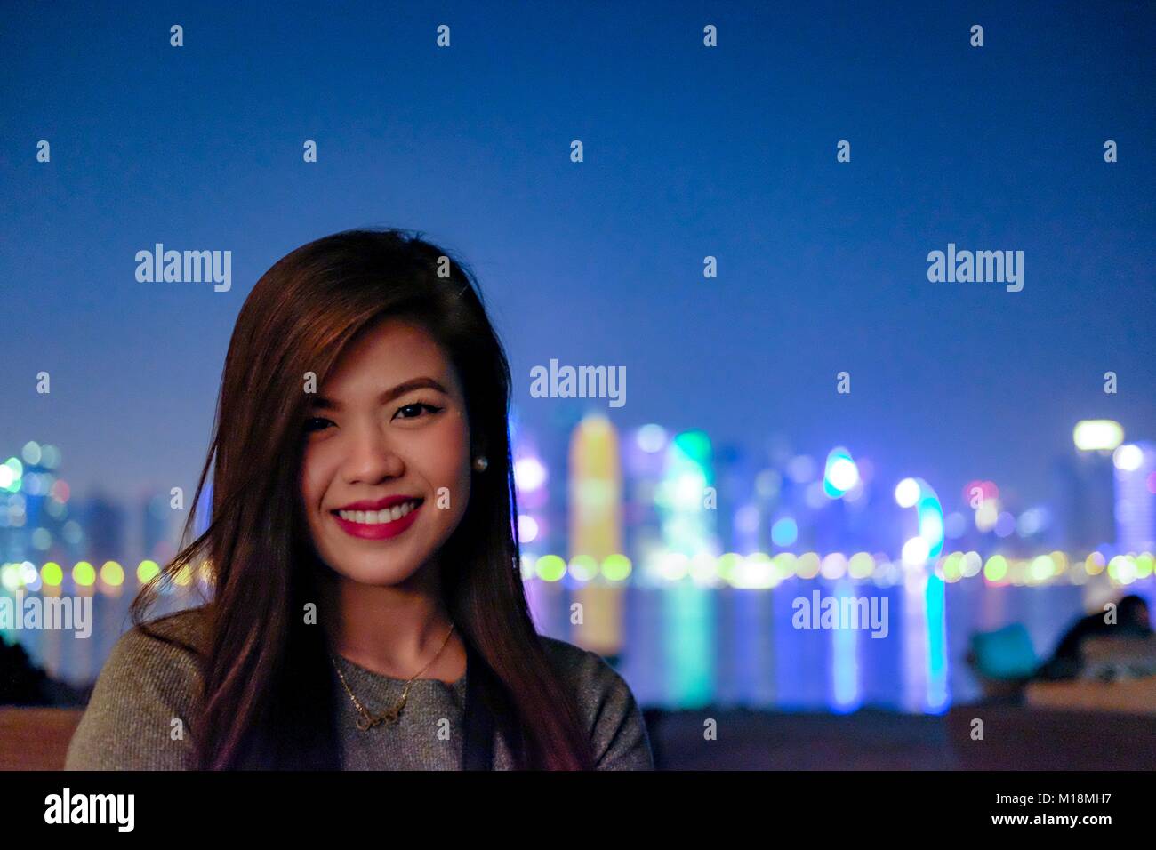 Portrait d'une fille avec l'horizon de Doha qui brille dans l'arrière-plan Banque D'Images