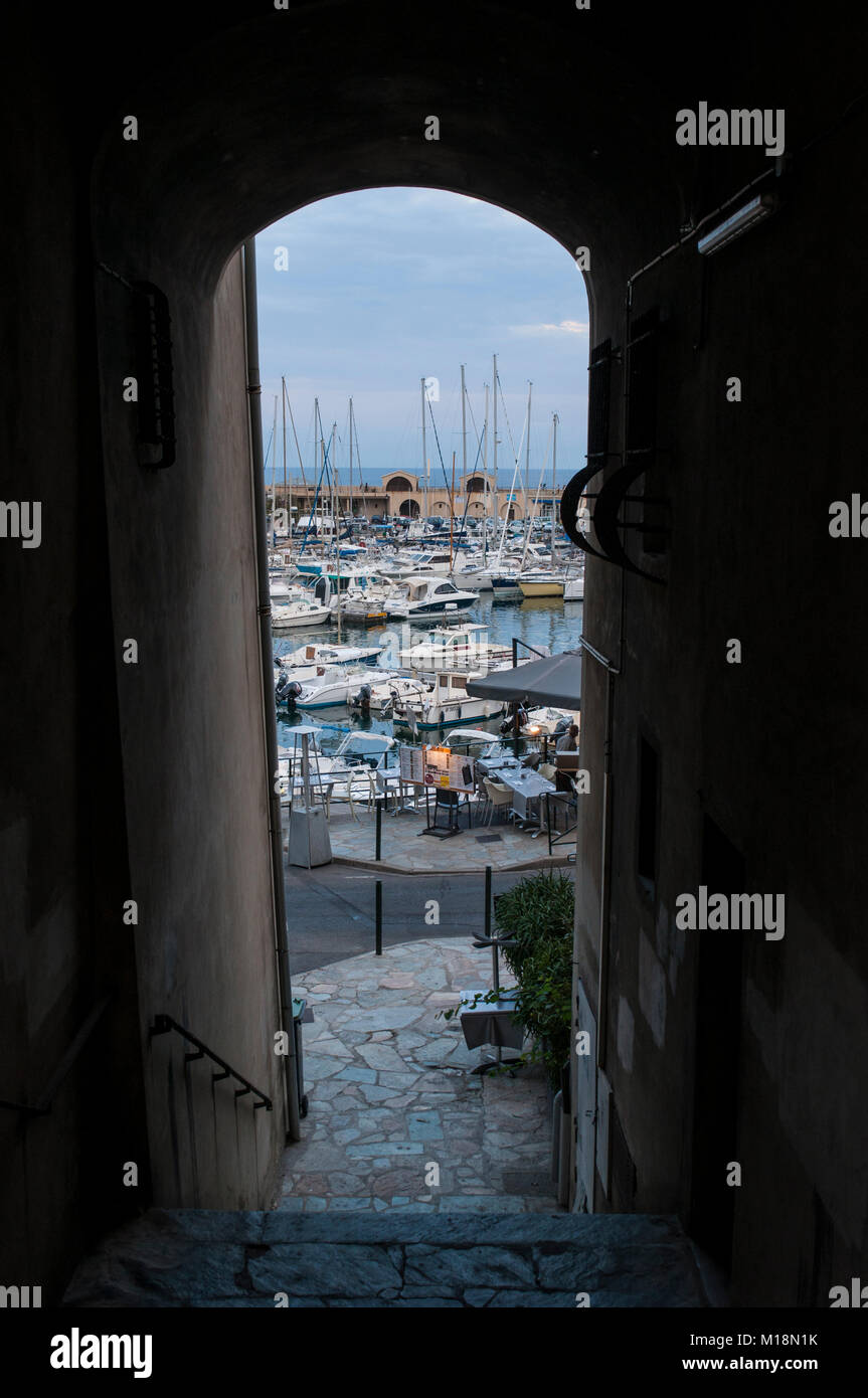 Corse : l'horizon après le coucher du soleil de Bastia, à la base du Cap Corse, avec le vieux port vu de l'arc dans les ruelles de l'ancienne citadelle Banque D'Images