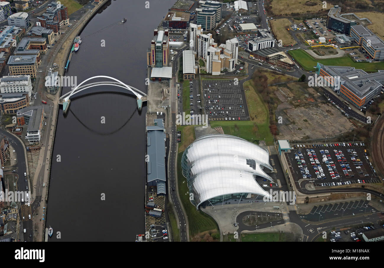Vue aérienne de la sauge, le Baltic Centre & Millennium Bridge sur la rivière Tyne, Gateshead, Royaume-Uni Banque D'Images