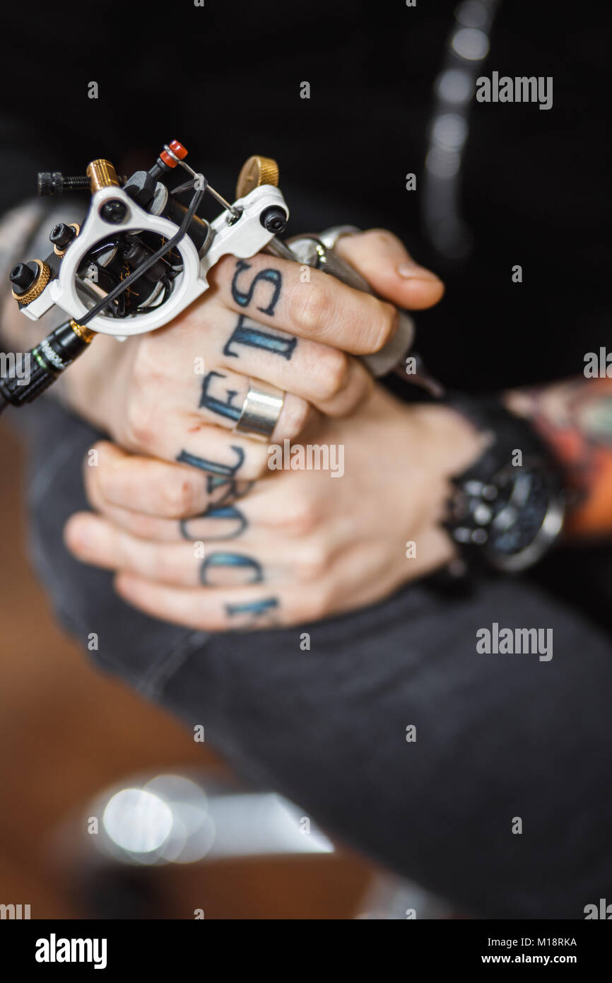 L'homme artiste de tatouage Banque D'Images