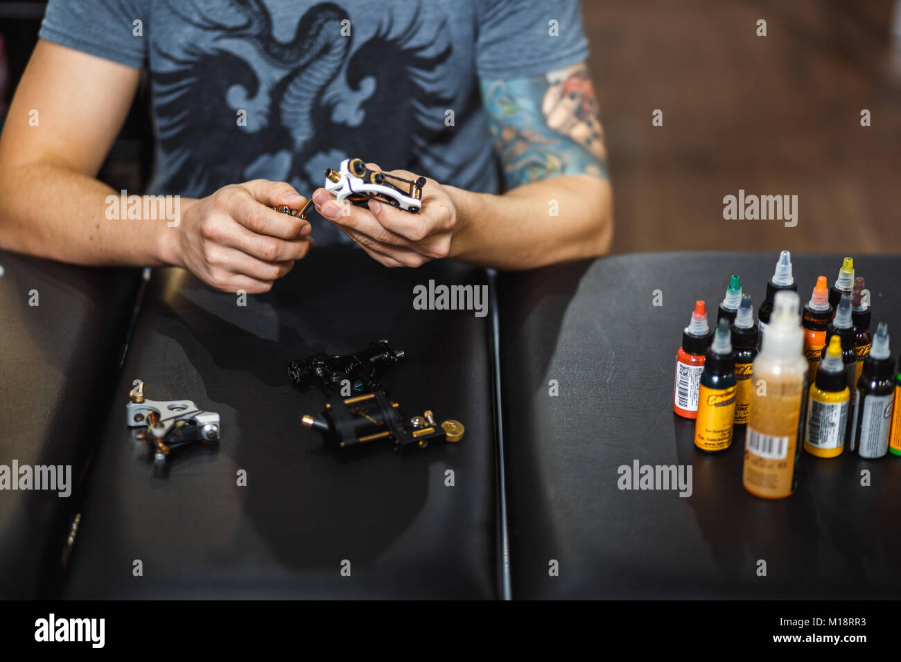 L'homme artiste de tatouage Banque D'Images