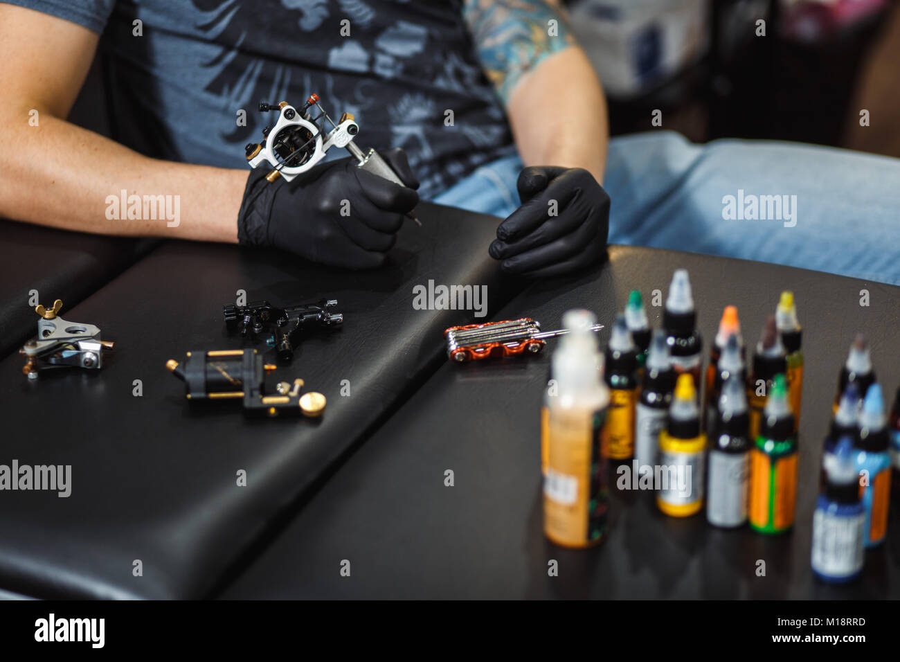 L'homme artiste de tatouage Banque D'Images