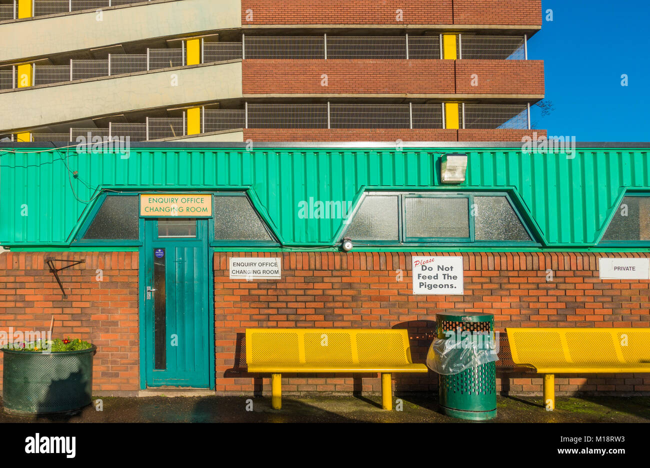 Bureau de renseignements, colorés et de l'évolution des prix, avec un parking derrière, à côté du marché dans le centre-ville de Peterborough, Cambridgeshire, Angleterre, Royaume-Uni. Banque D'Images