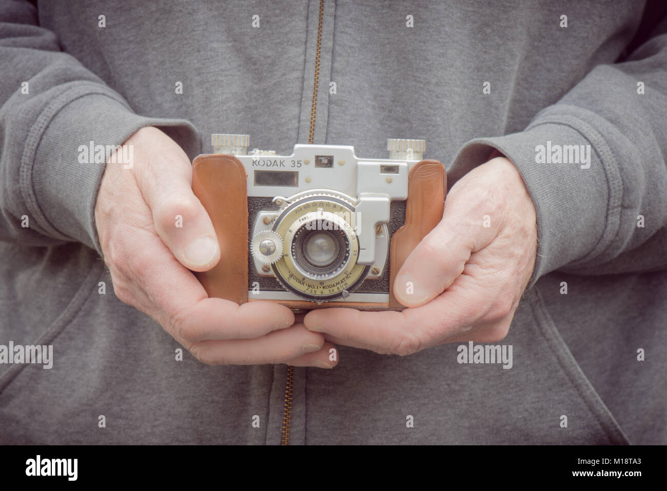 Appareil photo vintage en cours avec deux mains Banque D'Images