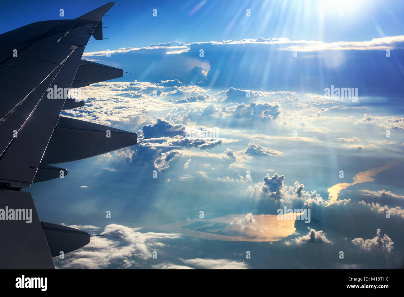 Un regard par la fenêtre de l'avion - la terre, le Danube en Serbie, les nuages Banque D'Images