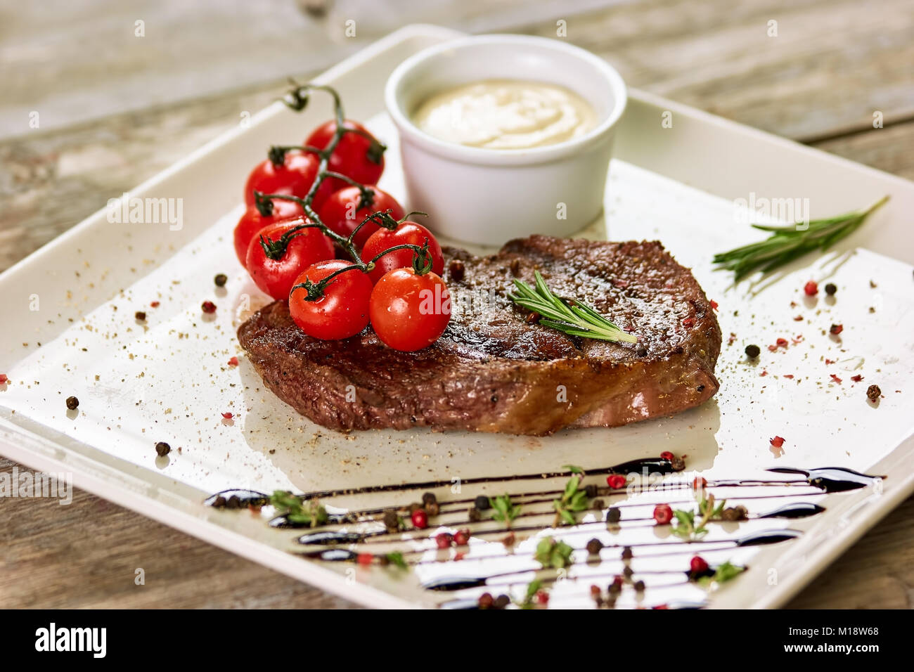 Ribeye Steak avec sauce au poivre de Madagascar. Banque D'Images