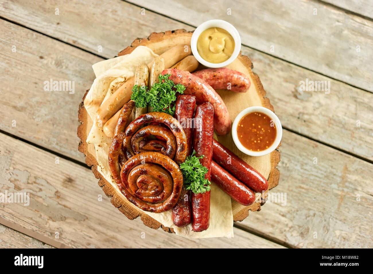 Vue de dessus du plat de saucisse assortiment. Banque D'Images