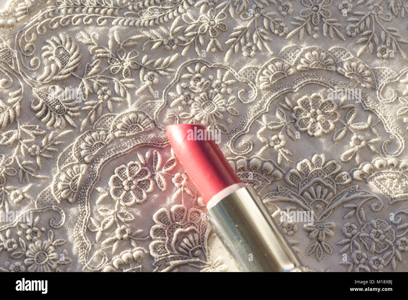 Le rouge à lèvres sur un mouchoir en dentelle Banque D'Images
