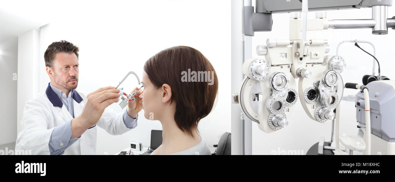 Optométriste avec châssis d'essai l'examen de la vue patient femme dans le bureau de l'opticien Banque D'Images
