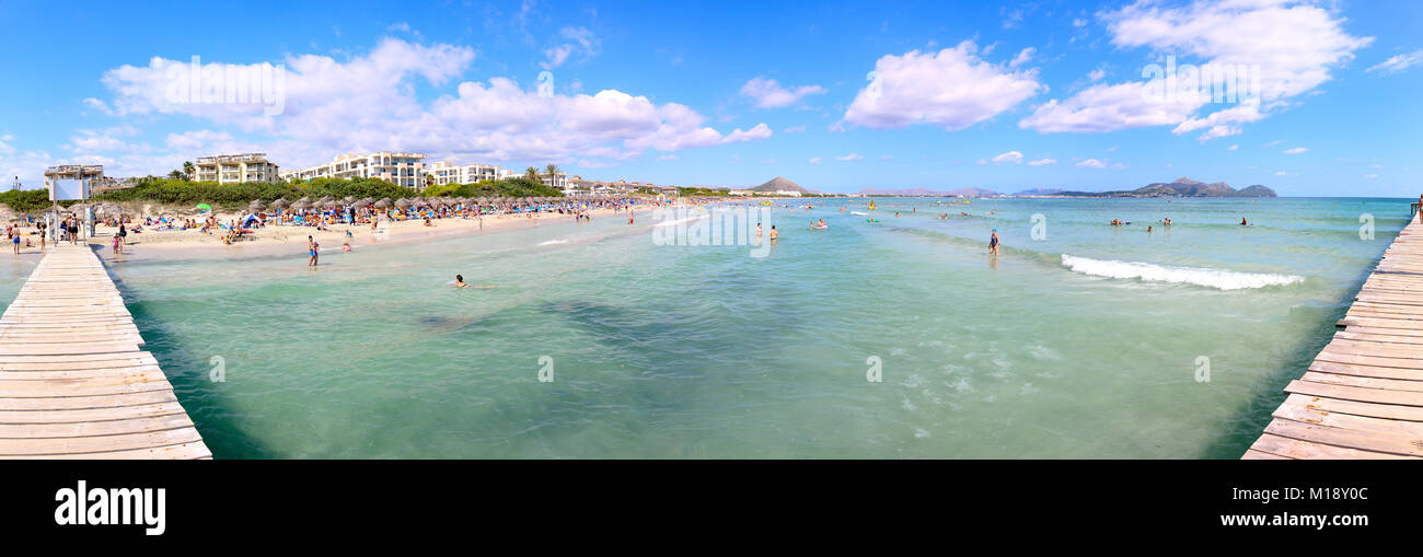 Septembre 6th, 2015, la plage de Playa de Muro, Alcudia, Mallorca, Espagne - belles six kilomètres de long Drapeau Bleu, plage de sable blanc dans le nord de Mallor Banque D'Images