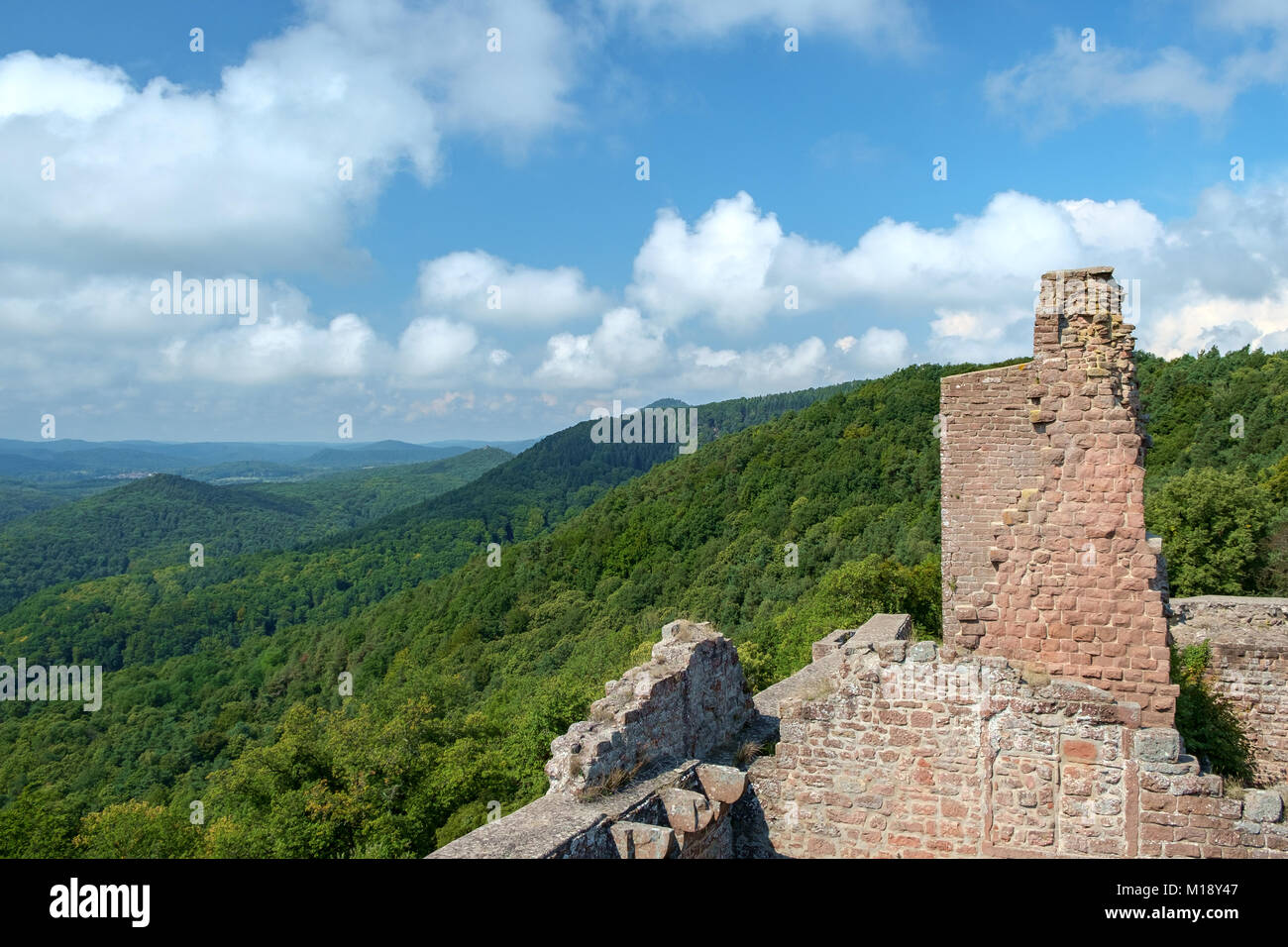 Vue depuis le château de Madenburg ruine près de Landau in der Pfalz, Allemagne. Banque D'Images