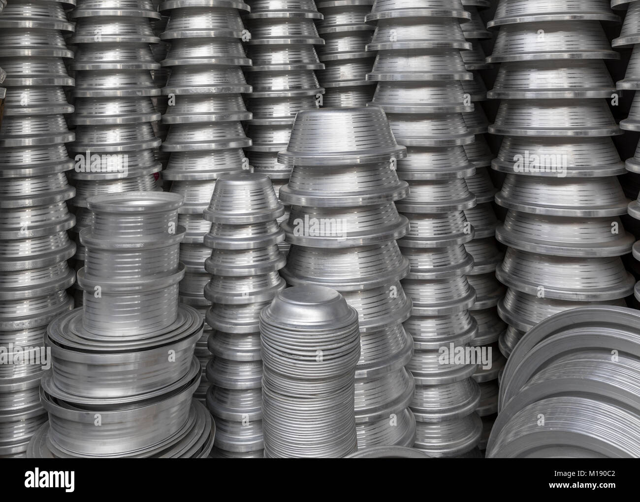 Les casseroles en aluminium en vente dans le Caire fatimide sur Sharia Al Moez L'Den Allah Al Fatmi Banque D'Images
