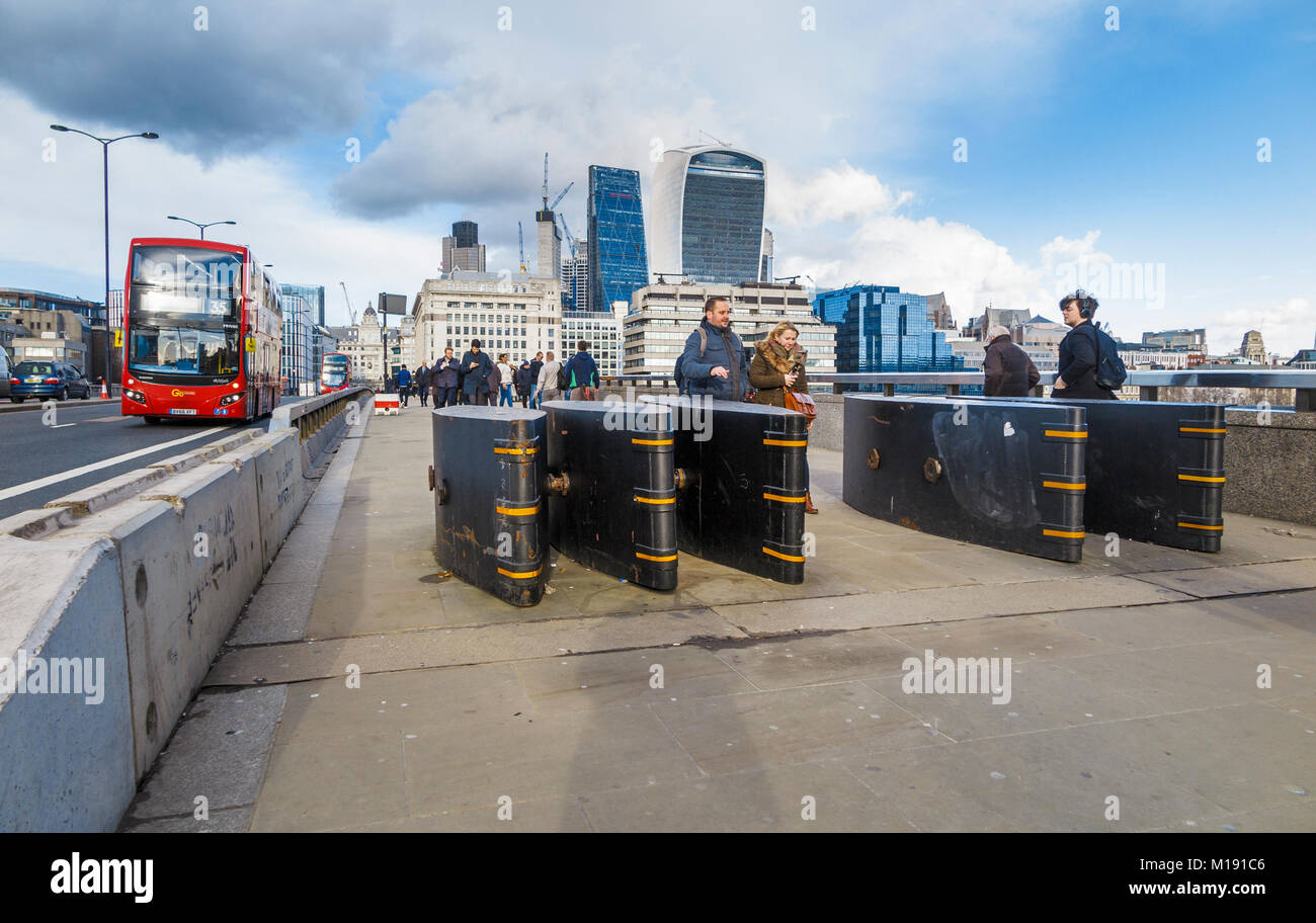 La lutte contre le terrorisme les barrières de sécurité ou de la défense des bornes installées sur le pont de Londres dans la ville de London, UK et vue de l'emblématique gratte-ciel Banque D'Images