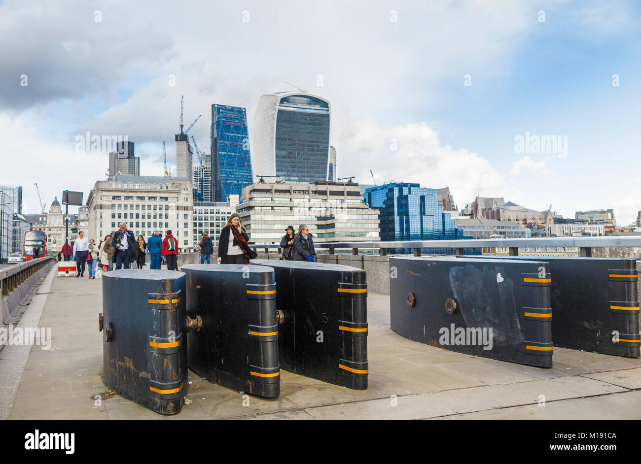 La lutte contre le terrorisme les barrières de sécurité ou de la défense des bornes installées sur le pont de Londres dans la ville de London, UK et vue de l'emblématique gratte-ciel Banque D'Images