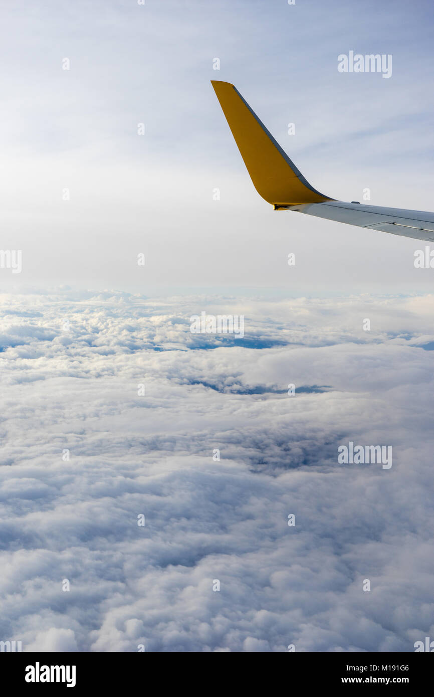 Les nuages et l'aile, vue de la fenêtre de vol d'un avion dans les nuages Banque D'Images