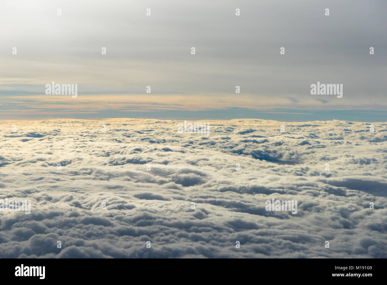 Les nuages, vue de la fenêtre de vol d'un avion dans les nuages Banque D'Images